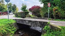 Die Brücke „Kleine Espen“ in Markelfingen. Im Hintergrund liegt der Markelfinger Bahnhof.