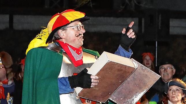 Ortsrichter Dedelius (Wolfgang Gut) verliest die Anklage, im Hintergrund die Burgfräulein von Allmendshofen.
