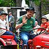 Die Oldtimer-Traktoren zogen zahlreiche Blicke auf sich und begeisterten beim Umzug Jung und Alt-