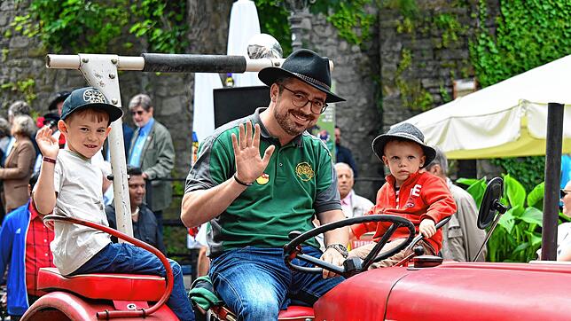 Die Oldtimer-Traktoren zogen zahlreiche Blicke auf sich und begeisterten beim Umzug Jung und Alt-