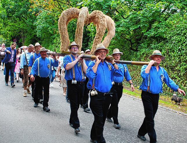 Die große Erntekrone, das Symbol der Bohlinger Sichelhenke, wird zum Auftakt des Heimatfestes am Freitag, 23. August, von der Kirche zum ...