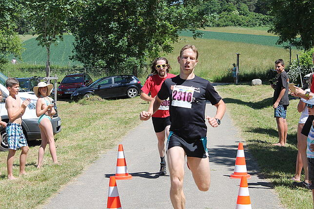 Bild 23: Triathlon trotz Hitze: In Unterbränd messen sich die Hobbysportler beim Laien Man