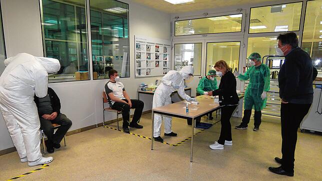 Die Firmengruppe Pajunk Medizintechnik bietet allen Mitarbeitern Schnelltests an. Geschulte Mitarbeiter nehmen die Tests vor, die ...