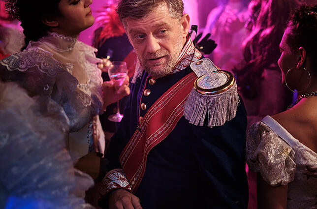 Undercover auf dem Kostümball: Niko (Andreas Guenther) ermittelt als König Ludwig II. in „Die nackte Kaiserin“.