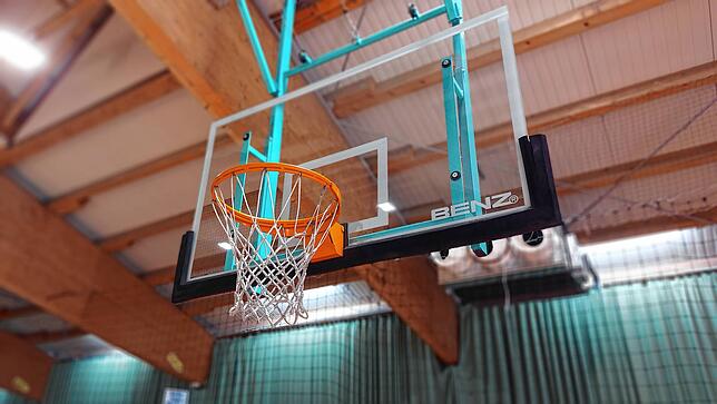 Bei dieser Sportart muss das Runde in das Runde.