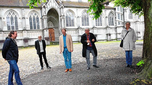 Sie wollen die Freilichtaufführung auf dem Konstanzer Münsterplatz wagen (von links): Chefdramaturg Martin Steffke, Schauspieldirektor ...