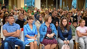 Bei der Einschulung der 94 neuen Fünftklässler in der Realschule am Bildungszentrum Markdorf werden die Kinder von ihren Eltern, ...