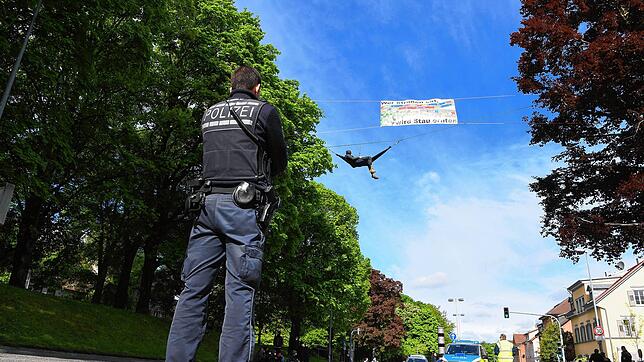 Ein Eindruck vom 15. Mai: Ein Aktivist hängt über der Bundesstraße 32 an einem Seil. &bdquo;Wer Straßen sät, wird Stau ernten&ldquo;, ...