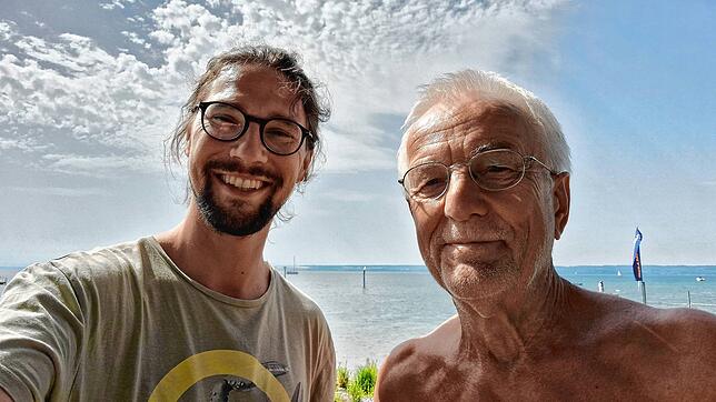 Der Markdorfer Josef Hänfling ist zufrieden mit dem SÜDKURIER. Am Strand des Aquastaads hofft der Surfer auf Wind.