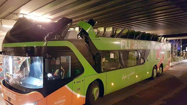 Der zerstörte Bus in Berlin unter der Brücke. Der Fahrer hatte offenbar die Höhe der Brücke falsch eingeschätzt.