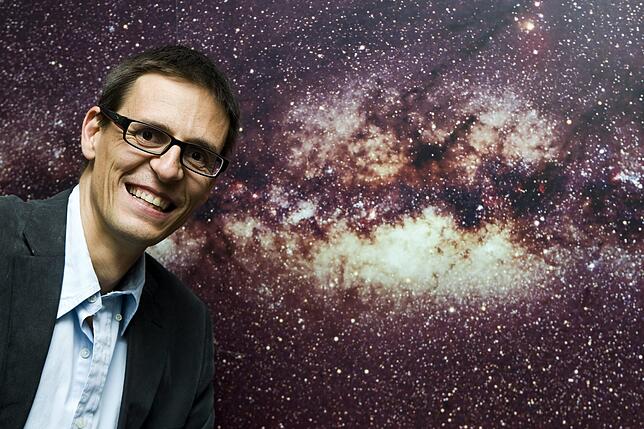 Der Schweizer Astrophysiker Didier Queloz vor dem Bild der Milchstraße.