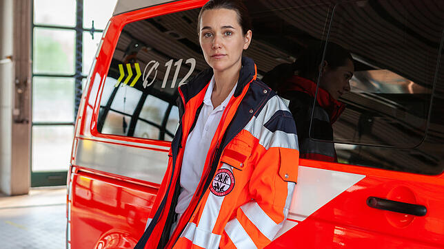 Judith (gespielt von Alissa Jung) ist bereit für den Dienst im Notarztwagen.