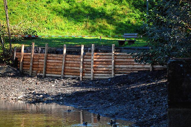 Der Gehweg und der Uferbereich in Richtung der Straße Am Weiher werden vom städtischen Bauhof gesichert.
