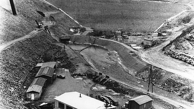 Ein Blick in den Stausee beim Bau des Damms zu Beginn der 1970er Jahre: Das Foto aus dem Stadtarchiv lässt die schweren Lastwagen wie ...