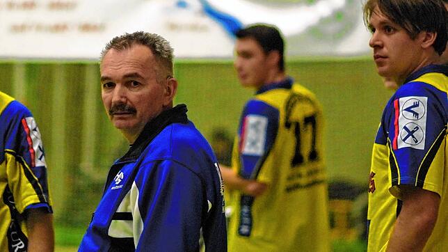 Adolf Frombach bei einem Spiel in der altehrwürdigen Rheinguthalle. Rechts Daniel Eblen, der ihn 2005 als Trainer der HSG Konstanz ablöste.