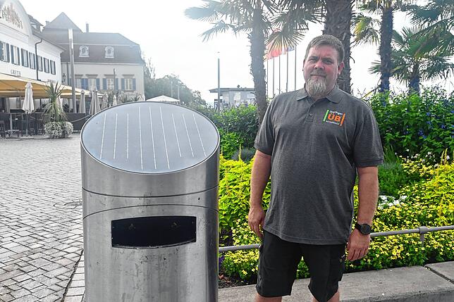 Betriebshofleiter Bastian Eberl am Landungsplatz. Mit dem Solarpanel auf dem nebenstehenden Abfalleimer wird ein Presse betrieben, die ...