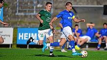 Nicht zu bremsen: Sanel Covic (vorn, gegen Tim Beck) und Spitzenreiter TuS Stetten feierten beim 2:0 im Spitzenspiel gegen die SG ...