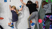 Kinder können sich in Tiengen in individuellen Kursen an das Klettern herantasten. Die Boulderhalle Hotzenblock ist nun als Träger der ...