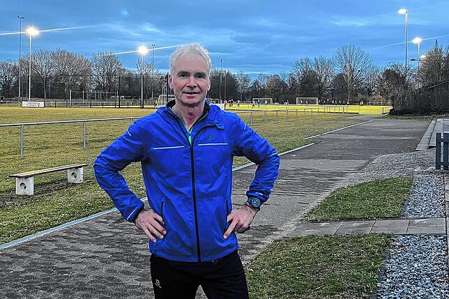 Karl-Heinz Zurell steht nach dem Lauftreff am Mittwoch auf dem Sportplatz des SC Markdorf. Zweimal die Woche trifft sich der Lauftreff.