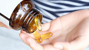 In Nahrungsergänzungsmitteln sind oft übermäßige Mengen Vitamin D enthalten, die sich über lange Zeit im Körper einlagern können. 