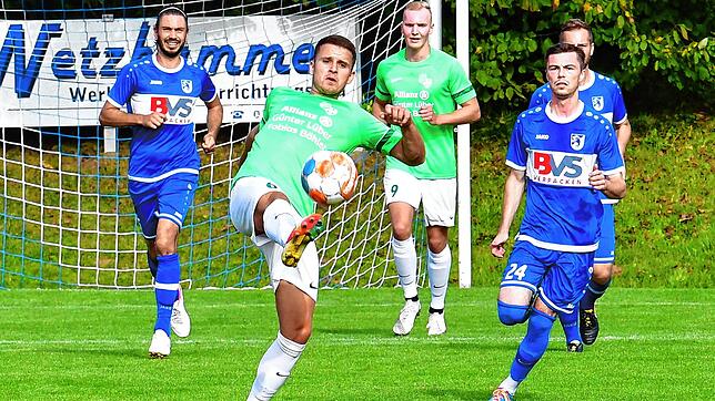 Traumtor beim Schützenfest: Daniel Bächle (vorn) – hier in der Partie beim FC Erzingen – verschoss zwar einen Strafstoß beim ...