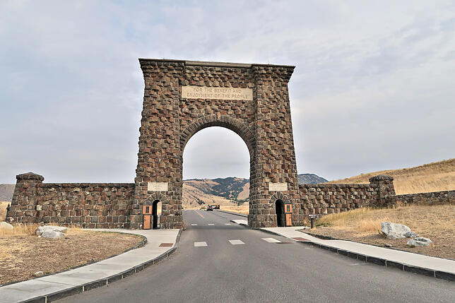 Der Torbogen zum Yellowstone-Park. Darauf steht das Motto der Ranger: "Zum Nutzen und zur Freude der Menschen".