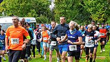 Das war noch, bevor der Regen kam: Um 11 Uhr startete der neun Kilometer lange Hauptlauf beim diesjährigen 31. Markdorfer Gehrenberglauf.