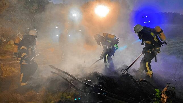 Die Feuerwehr Mundelfingen löscht einen Flächenbrand.