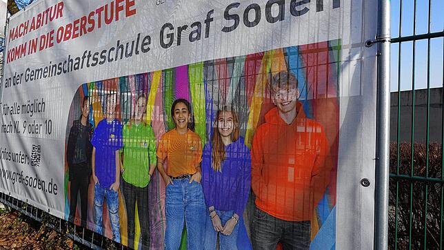Die Gemeinschaftsschule Graf Soden wirbt mit großflächigen Bannern am Zaun rund um das Schulgelände für die Oberstufe, die sie seit ...