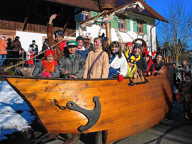 Mittelpunkt des Oberalpfener Rosenmontagsumzuges ist das Narrenschiff der Leiterbachpiraten, das für den Narrensamen eine willkommene ...