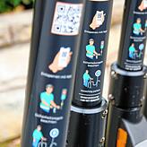 Nutzungstipps und Hilfen sind auf dem Rahmen der e-Scooter abgebildet.