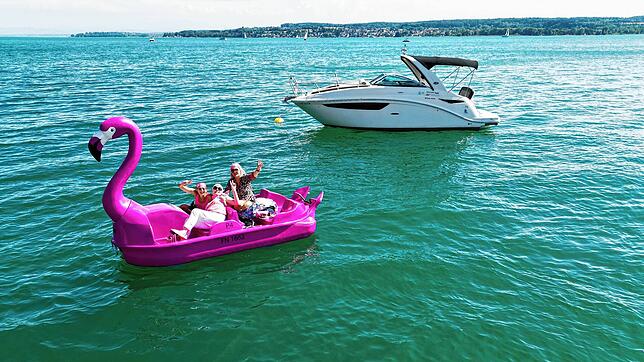 Was für ein Kontrast: Die Freundinnen Kerstin Fritz, Donna de Sanctis und Joanne Vincenten auf einem pinkfarbenen Flamingo-Tretboot.