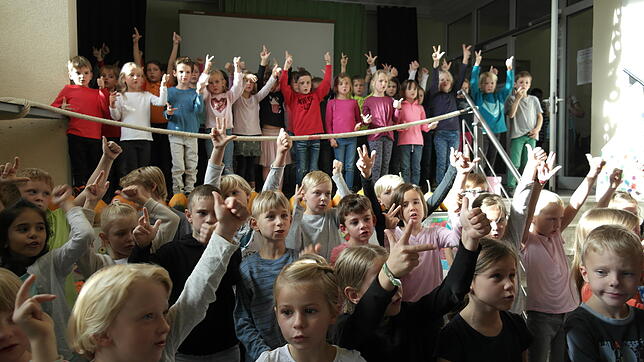 Willkommen zum Tag der offenen Tür an der Teuringer-Tal-Schule in Oberteuringen: Der Schulchor mit 100 Kindern begrüßte die Besucher ...