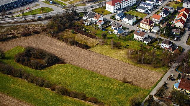 In diesem Bereich entsteht das Neubaugebiet Kapellenäcker. Hinten ist die Ludwigshafener Straße (B&nbsp;31-alt) zu sehen. Das Foto ...