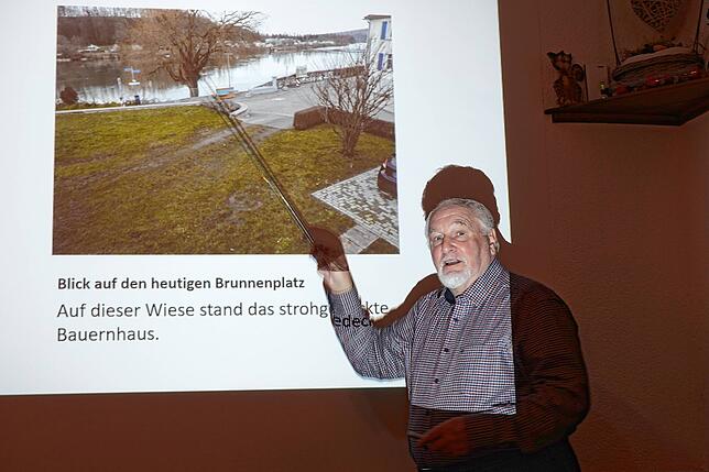 Heinz Thomann während seines Vortrags über das letzte strohgedeckte Haus in Wallbach.