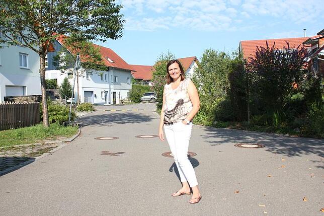 Fiona Stöber liebt die Straße, die ihr Zuhause ist: "Im Kirchleösch" im Überlinger Ortsteil Bambergen.