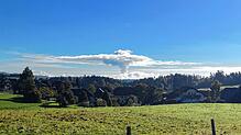 Die Dampffahne des Atomkraftwerks Leibstadt in seltsamer Form: Hier der Blick von Rickenbach-Willaringen aus.