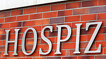 Ein Hospiz-Schriftzug an einem Gebäude. Ob es ein solches stationäres Hospiz auch einmal für die Landkreise Zollernalb und Sigmaringen ...