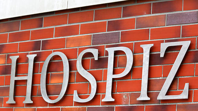 Ein Hospiz-Schriftzug an einem Gebäude. Ob es ein solches stationäres Hospiz auch einmal für die Landkreise Zollernalb und Sigmaringen ...