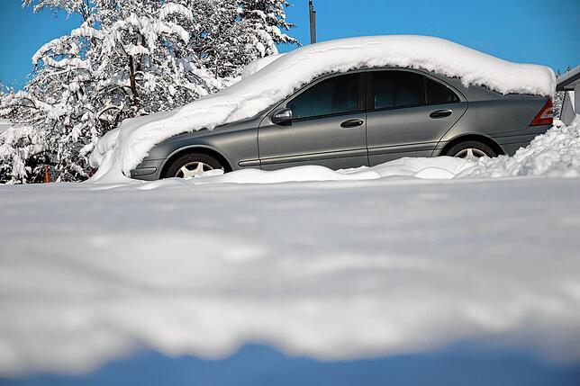 Formvollendet schmiegt sich der Schnee an ein schnittiges Auto an. Zu schade, wenn es freigeschaufelt werden muss.