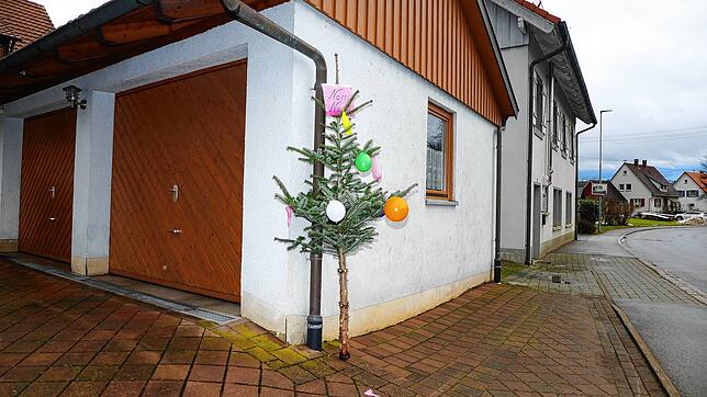 Die Familie Hörth hat in Wittenhofen einen kleinen Narrenbaum gestellt, der etwas Narretei trotz Corona demonstriert.