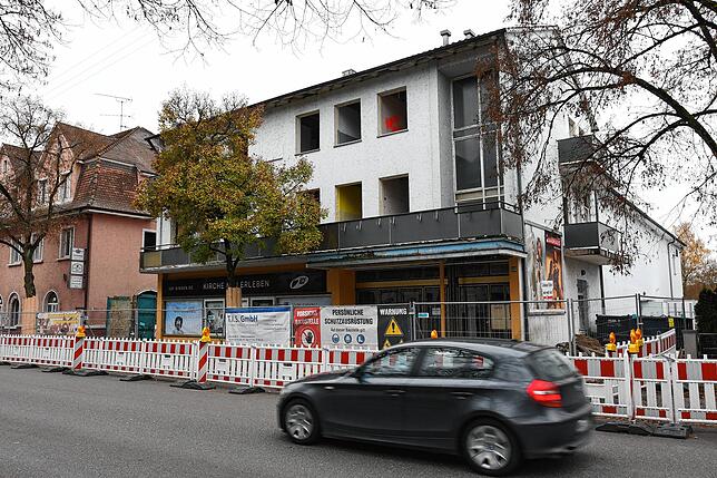 Am früheren Scala-Kino und dem früheren Lokal Gartenstadt (im Hintergrund) in der Rielasinger Straße laufen die Abrissarbeiten.