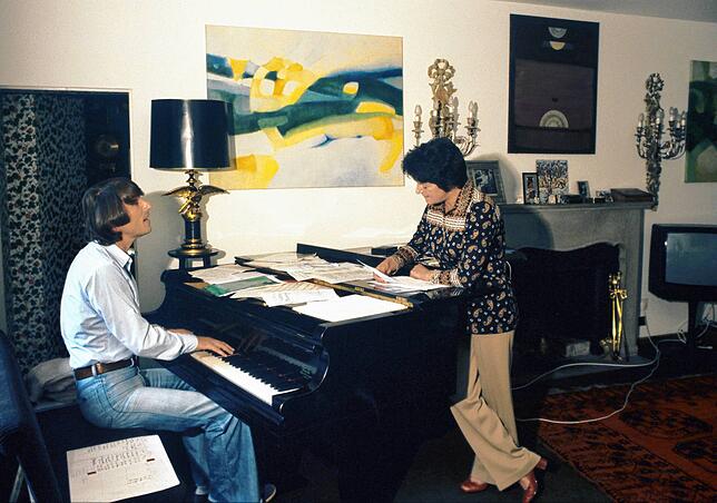 Udo Jürgens mit der Schlager-Texterin Irma Holder am Klavier.
