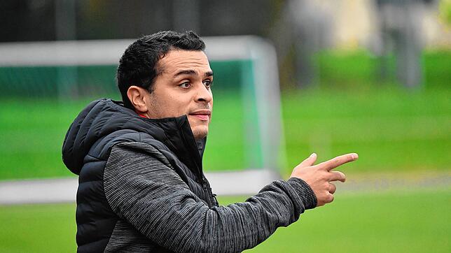 So geht‘s: Giuseppe Stabile hält es als Trainer nicht auf der Bank. Gestenreich zeigt er seinen Jungs schon mal, wo das ...