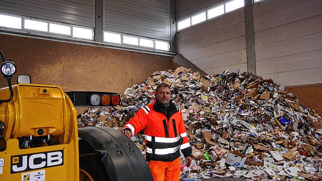 Die Papierpreise &ndash; unser Bild zeigt Mitarbeiter Daniel Lebuj in der Papierlagerhalle des Müllabfuhr-Zweckverbands Hegau &ndash; ...