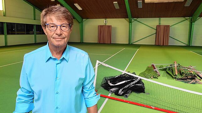 Winfried Kountz ist der neue Betreiber der Tennishalle auf der Mettnau. Im Hintergrund laufen derzeit die Umbauarbeiten in der Halle, ...