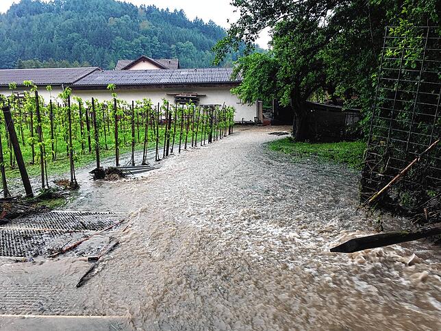 In Mahlspüren im Tal überschwemmten die Wassermassen mehrere Straßen.