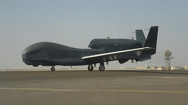 Dieses von der US Air Force zur Verfügung gestellte Bild zeigt eine Drohne vom Typ RQ-4, Global Hawk, die als Aufklärungsflugzeug ...