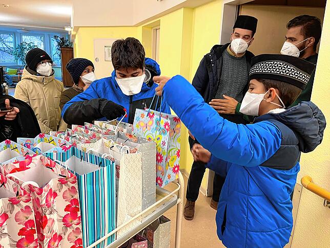 Insgesamt 45 Geschenktüten haben die Kinder und Jugendlichen für die Bewohner des Altenheims vorbereitet.