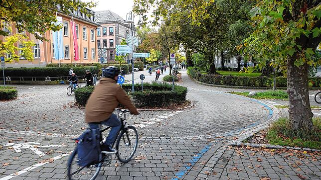 Rasant unterwegs: Wer von der Fahrradbrücke runtersaust, hat Vorfahrt gegenüber denjenigen, die sich schon im Kreis befinden oder die ...